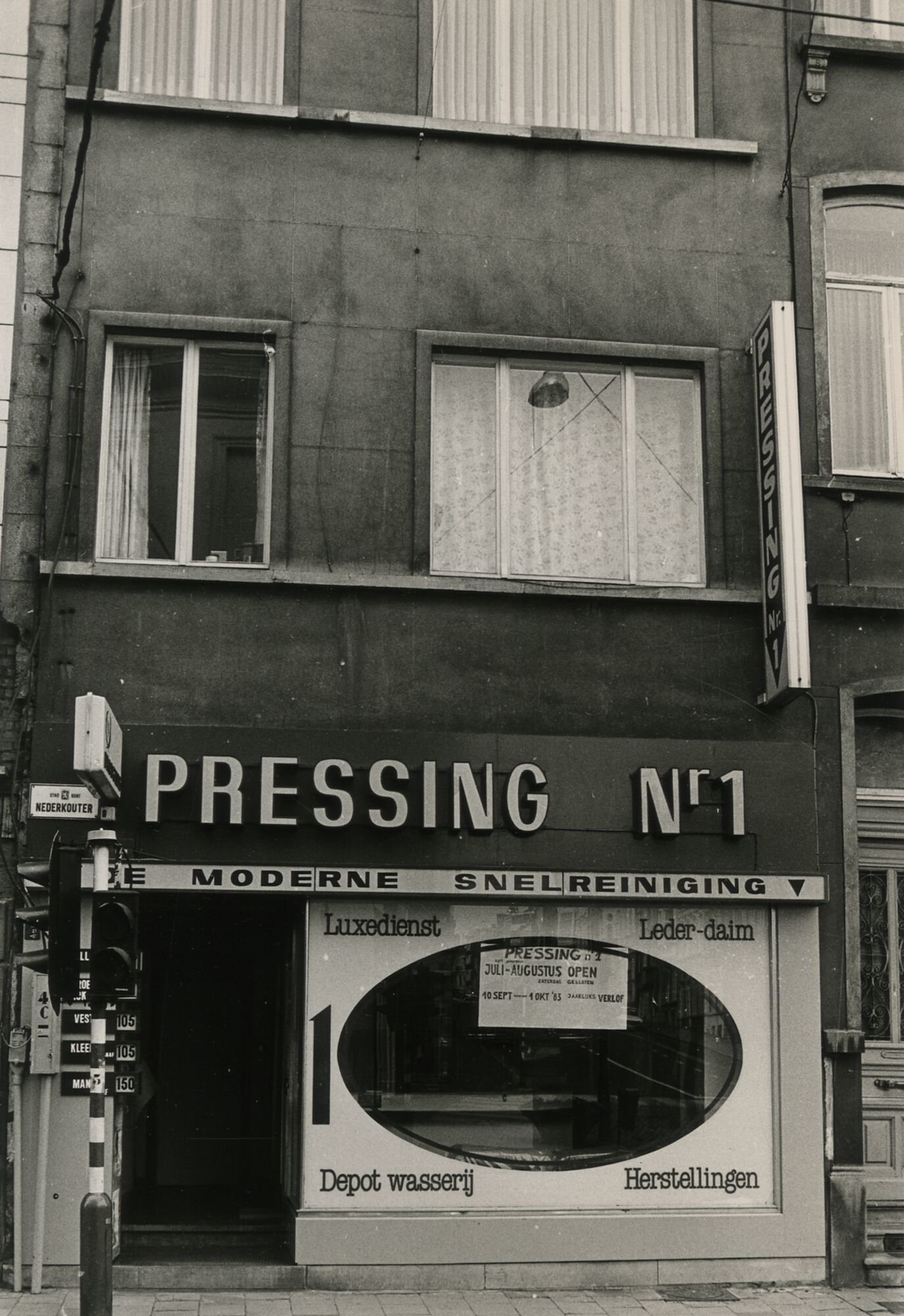 Etalage van nieuwkuis Pressing nr 1 in Gent
