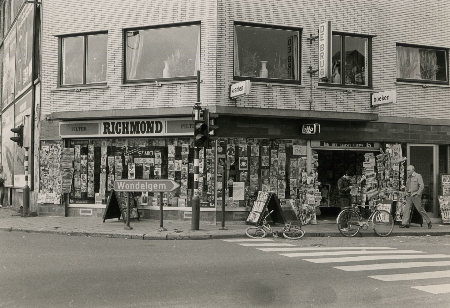 Etalage van dagbladhandel De Brug in Gent