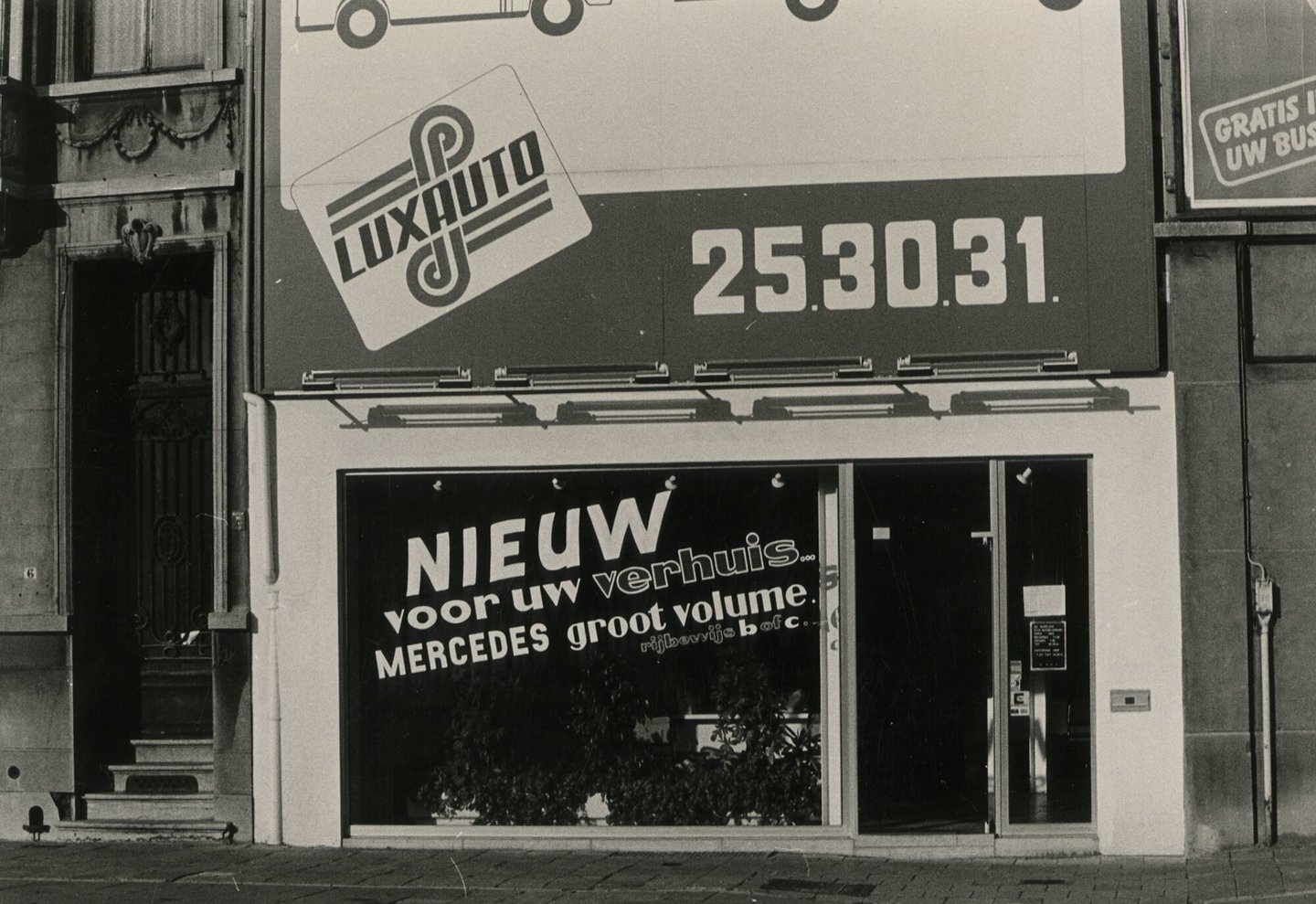 Etalage van autoverhuurbedrijf Luxauto in Gent