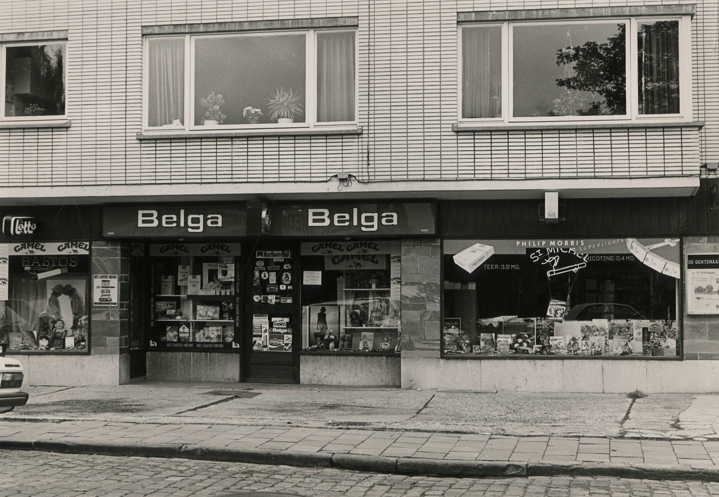 Etalage van een dagbladhandel in Gent
