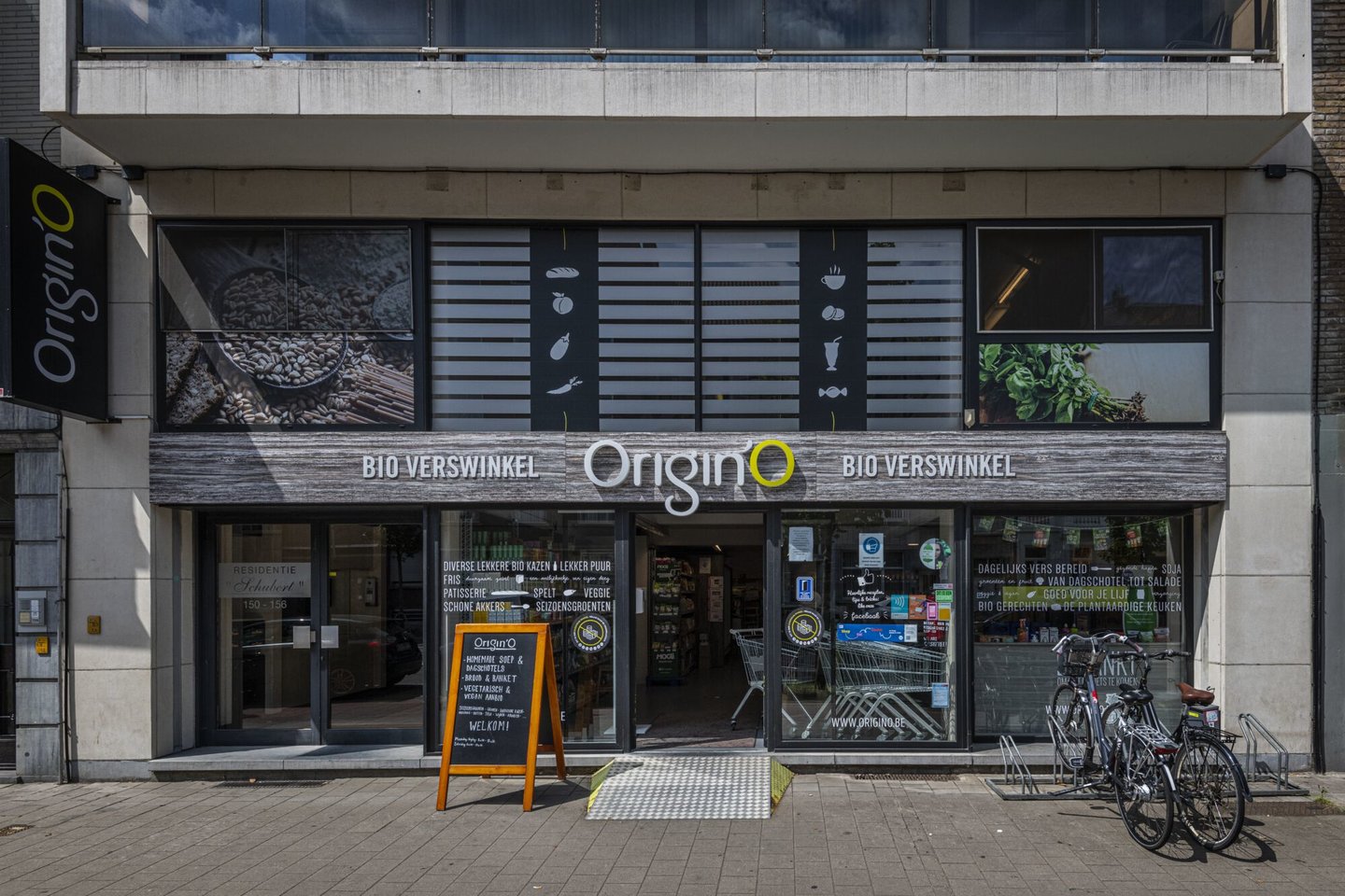 Etalage van Origin'O, een biologische verswinkel in Gent