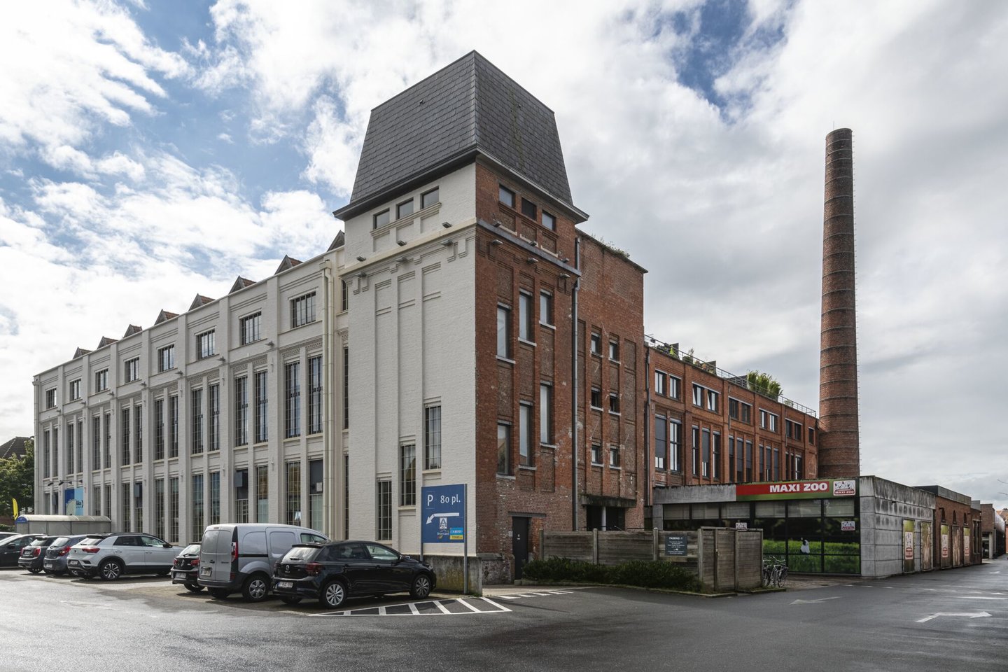 Etalage van een winkel van huisdierenartikelen in Gent