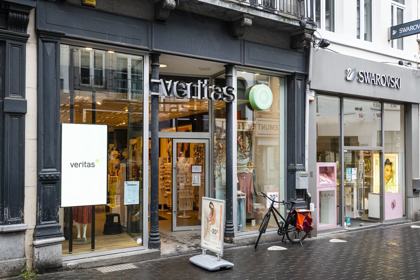 Etalage van Veritas, een kledingwinkel, juwelen en (naai)accessoires in Gent