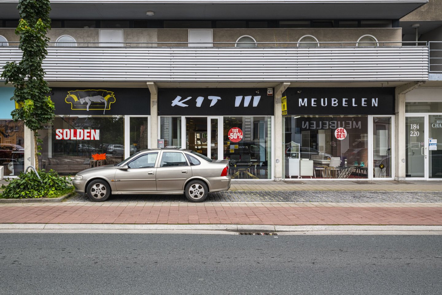 Etalage van meubelwinkel Kit III Meubelen in Sint-Amandsberg