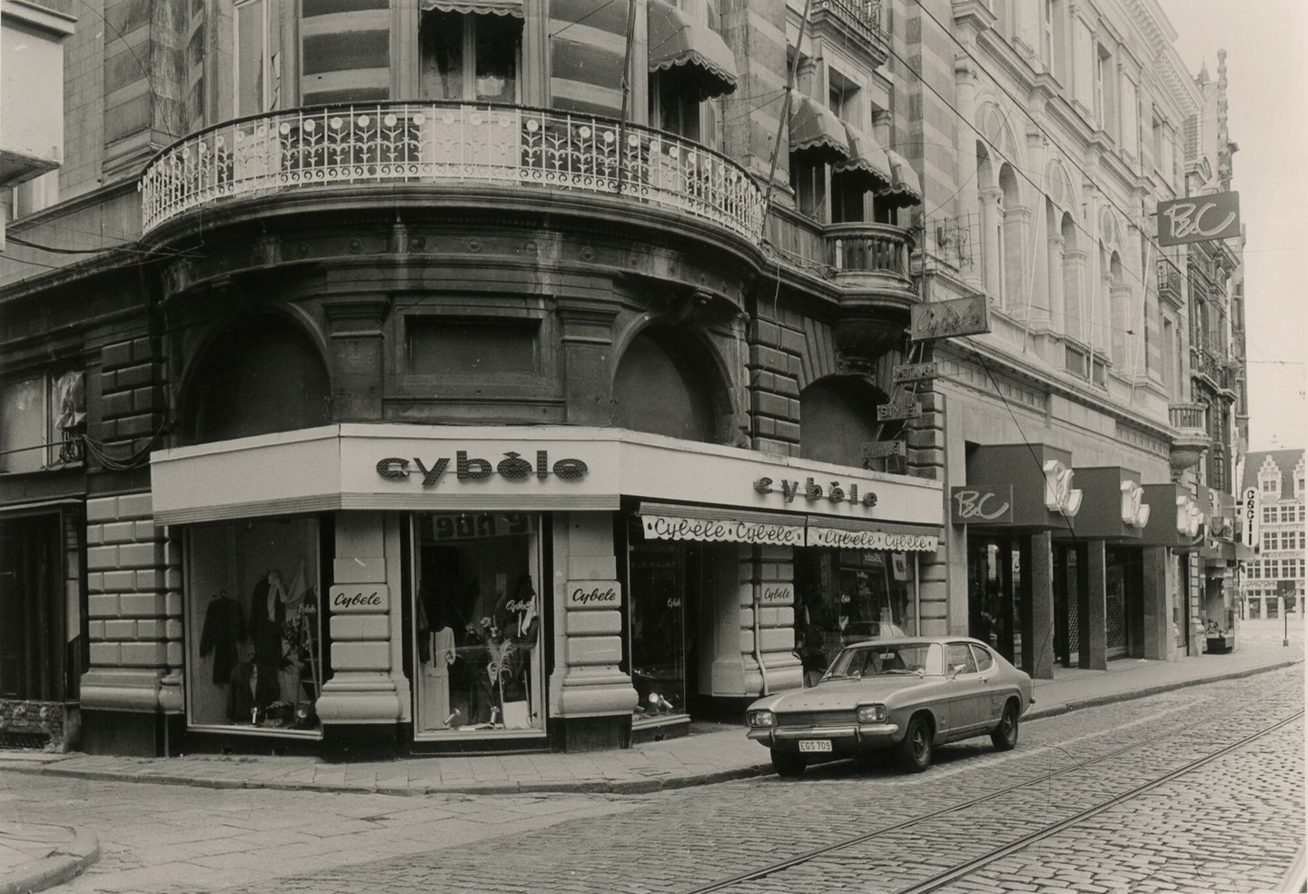 Etalage van kledingwinkel Cybèle in Gent