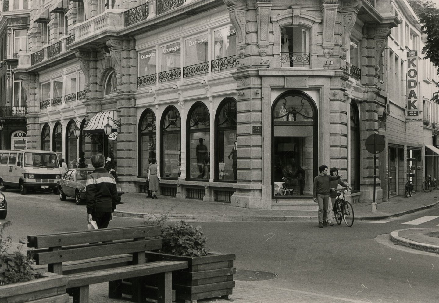 Etalage van kledingwinkel Courèges in Gent