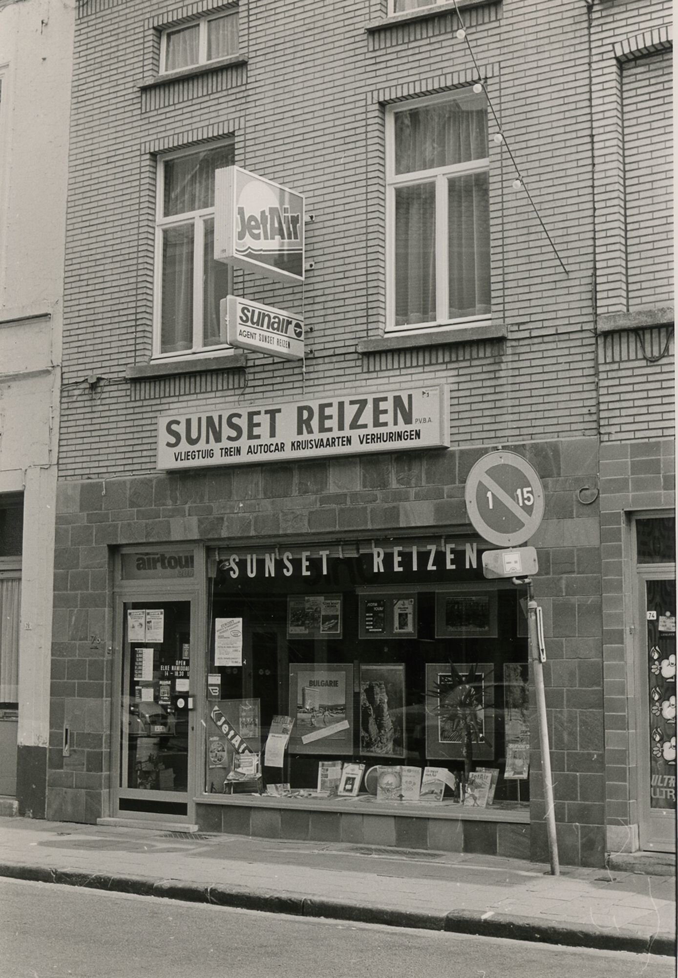 Etalage van reisbureau Sunset Reizen in Gent