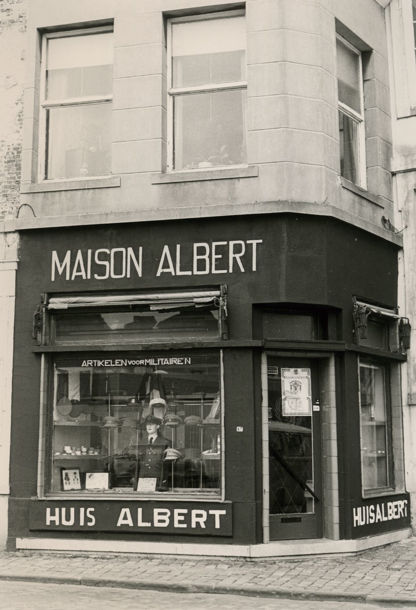 Etalage van Maison Albert, een winkel van artikelen voor militairen in Gent