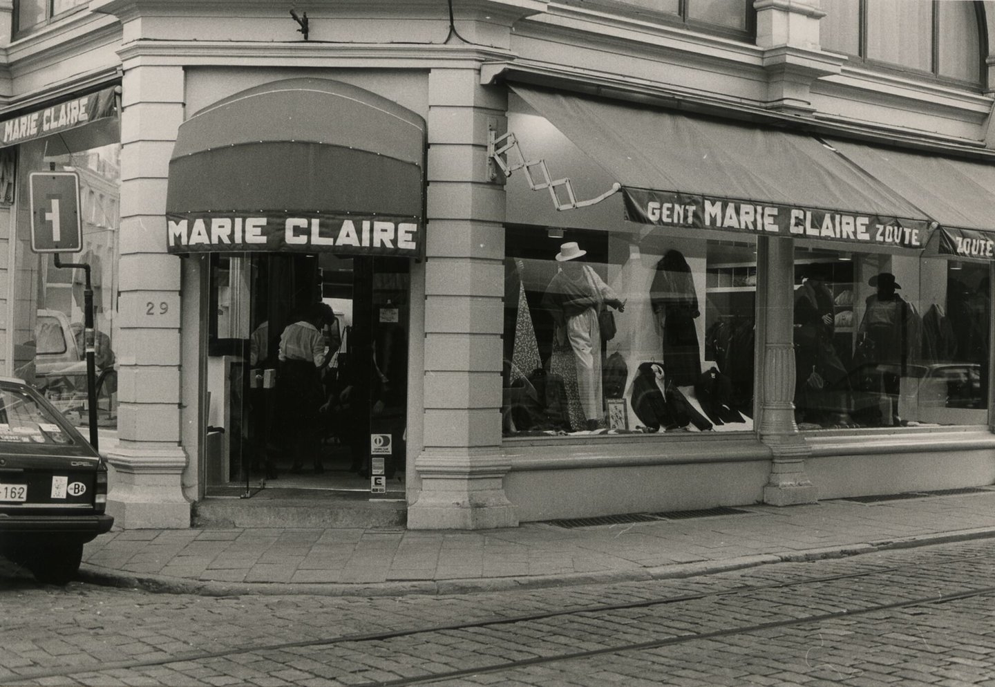 Etalage van kledingwinkel Marie Claire in Gent
