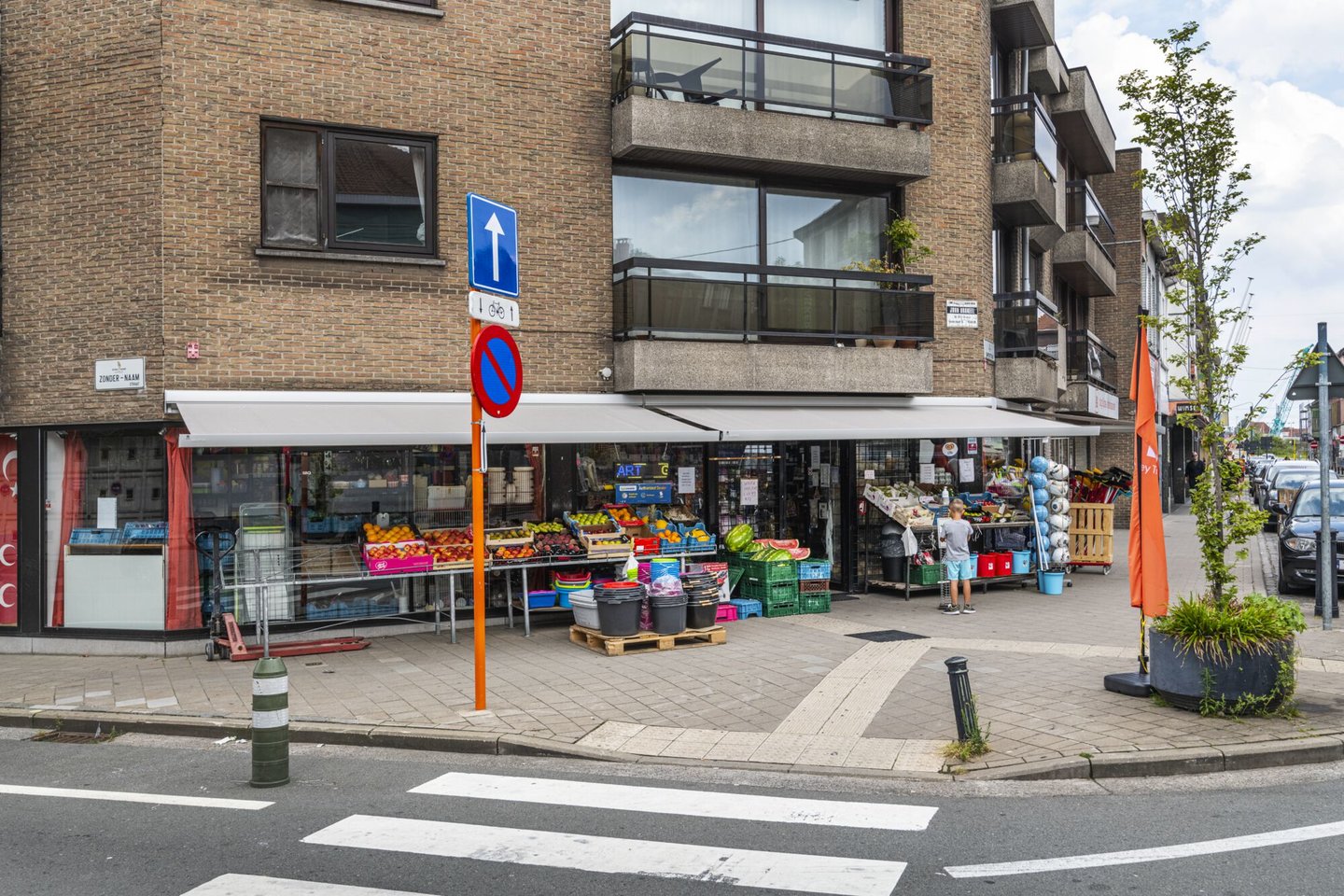 Etalage van Caliskan Market, een winkel van algemene voeding in Gent