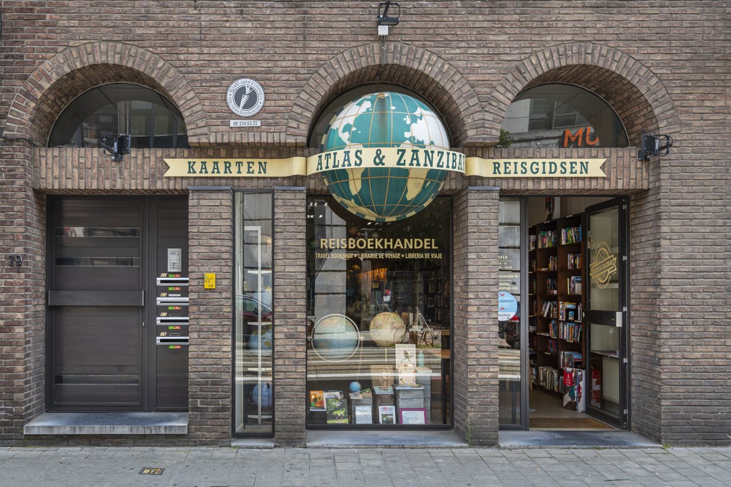 Etalage van boekhandel Atlas & Zanzibar in Gent