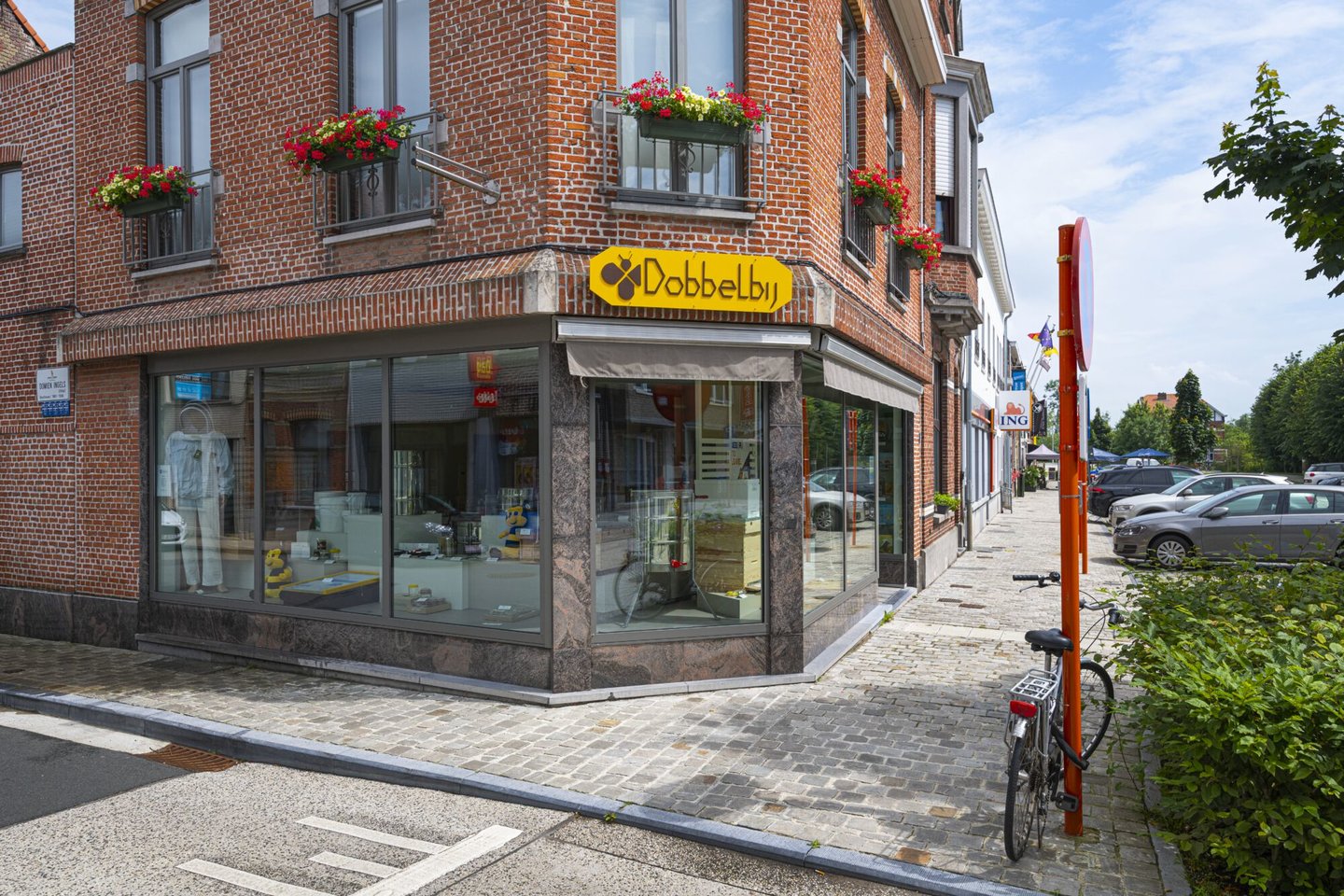 Etalage van Dobbelbij, een winkel van benodigdheden voor de imker in Drongen