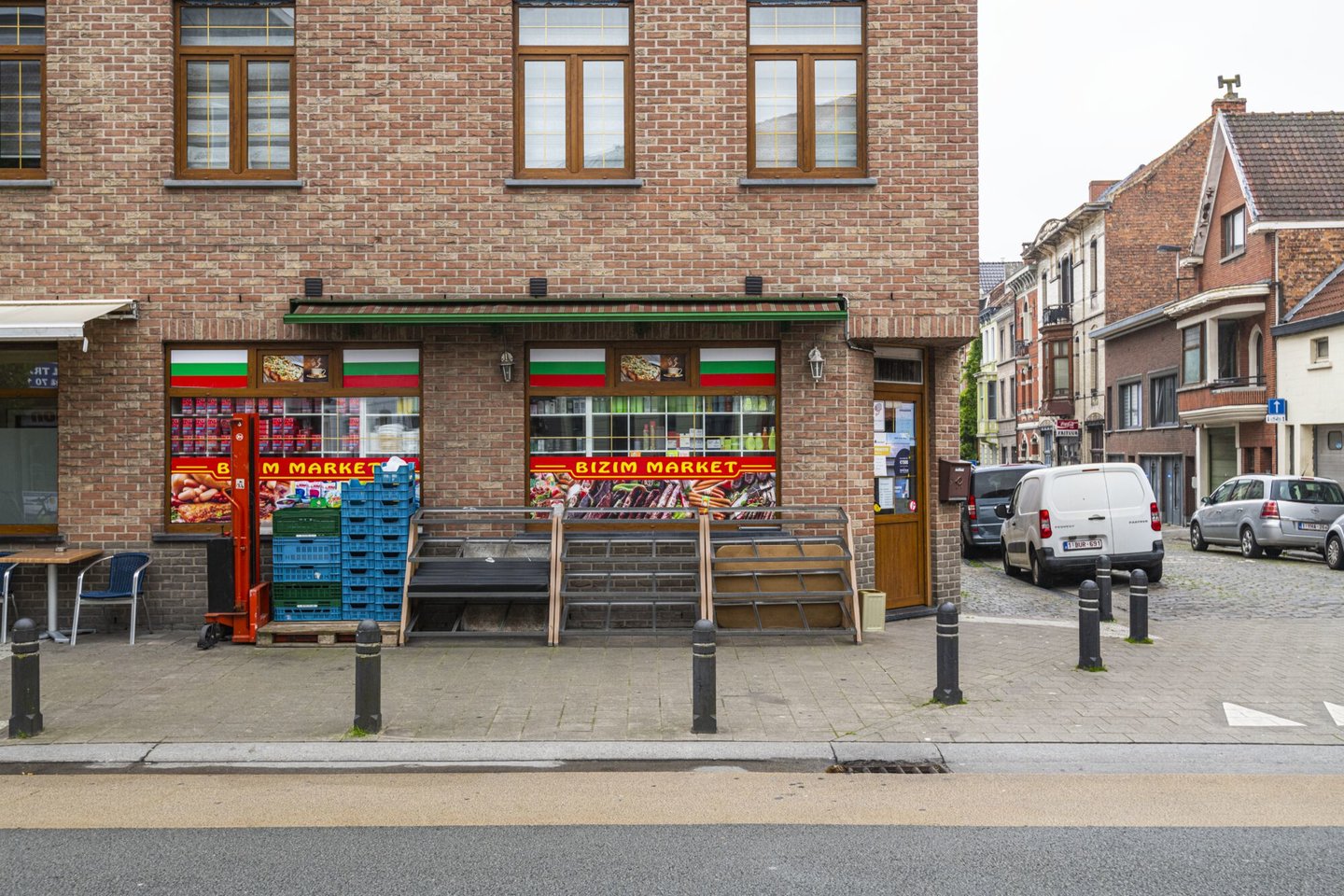 Etalage van Bizim Market, een winkel van algemene voeding in Gent