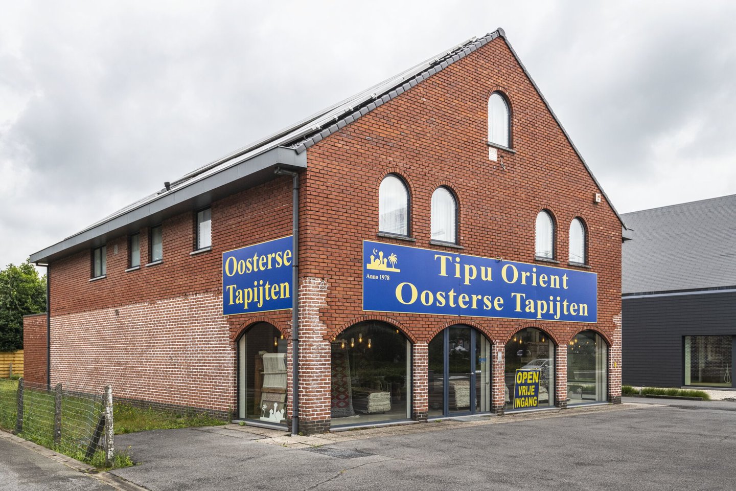 Etalage van tapijthandel Tipu Orient in Oostakker