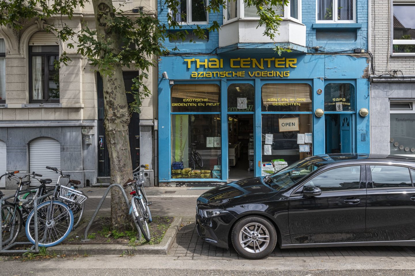 Etalage van Thai Center, een winkel van algemene voeding in Gent