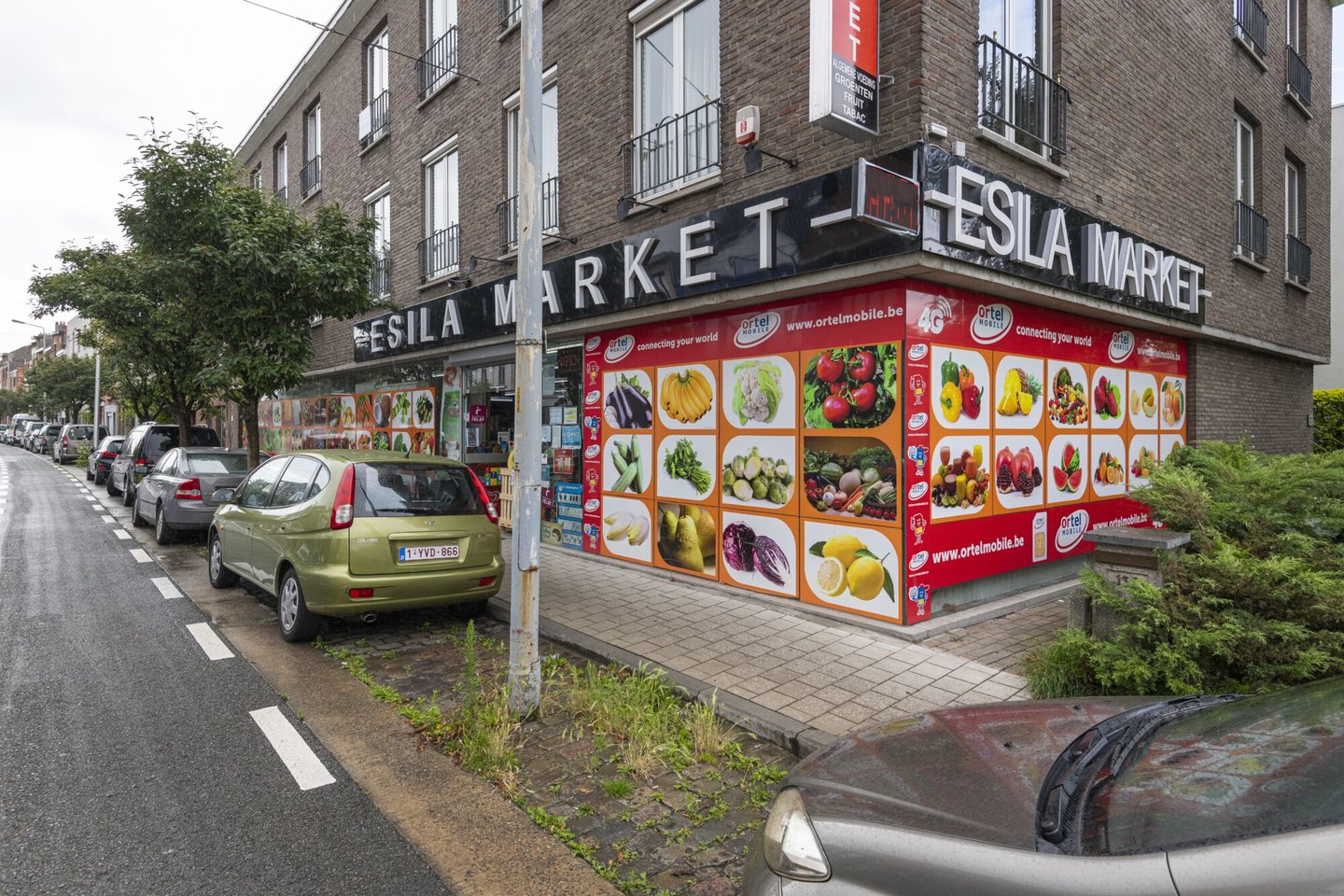 Etalage van Esila Market, een winkel van algemene voeding in Gent