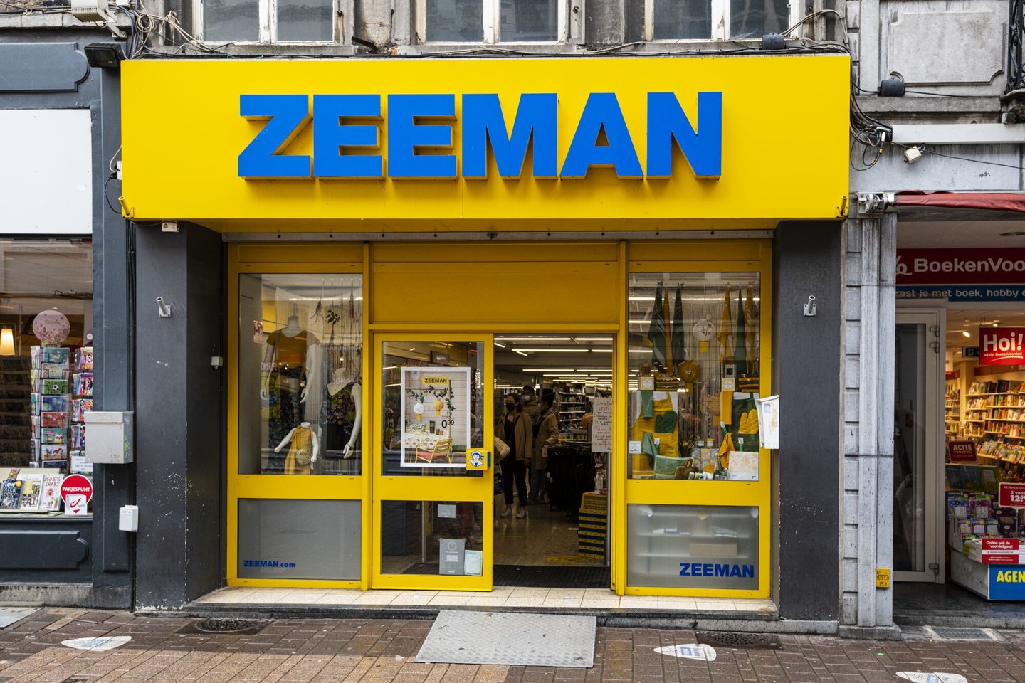 Etalage van Zeeman, een kledingwinkel in Gent