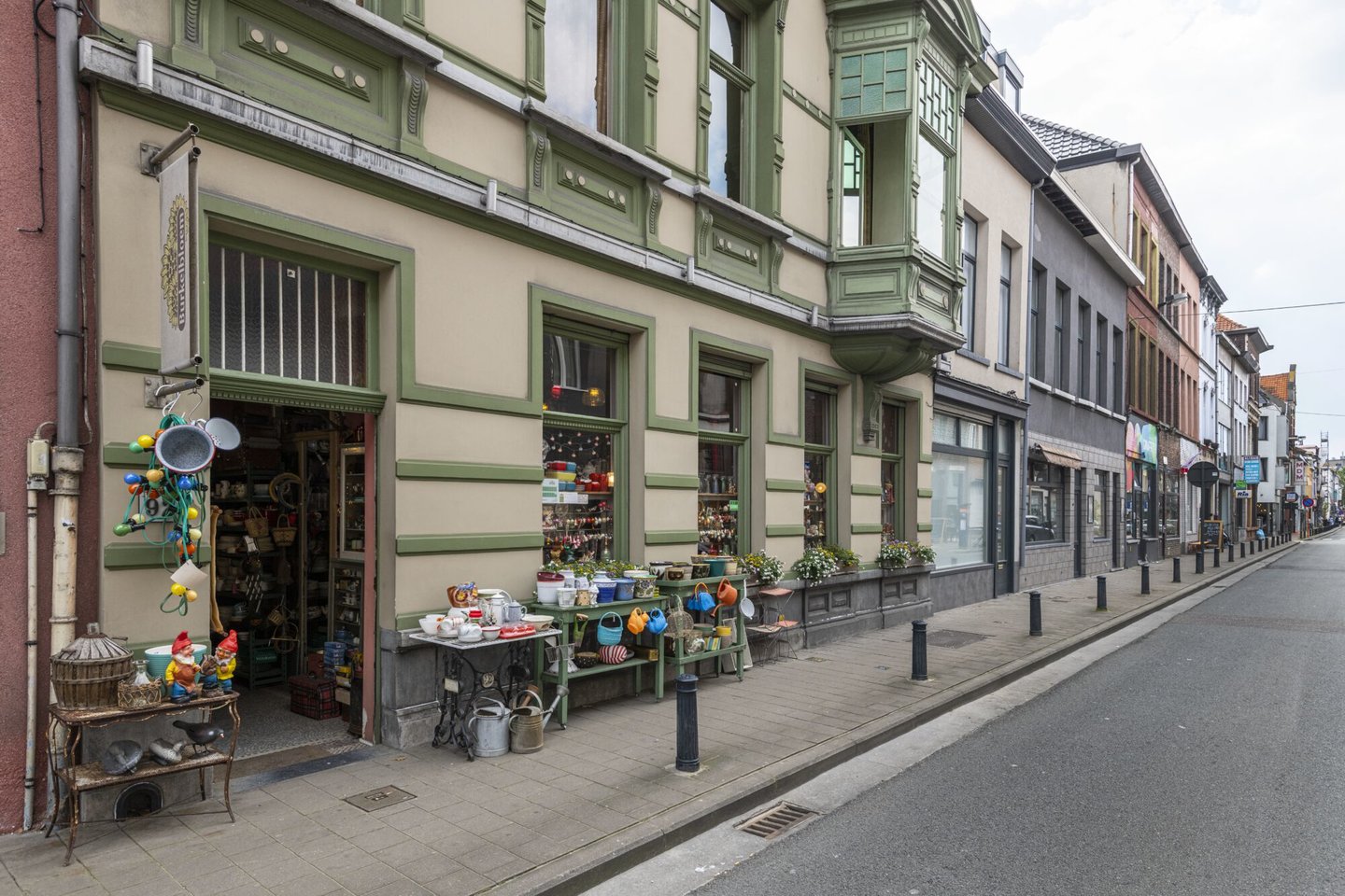 Etalage van brocantewinkel Burkelbloem in Gent