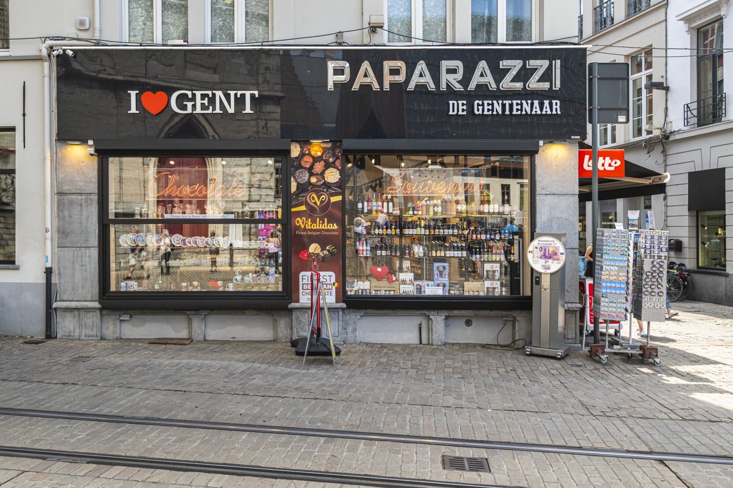 Etalage van Paparazzi, een winkel van souvenirs en voedingswaren in Gent