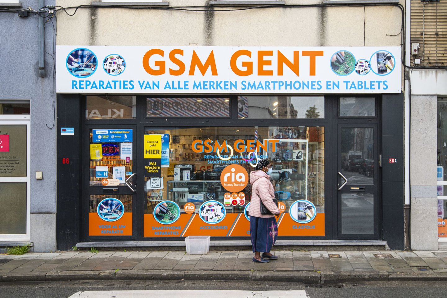 Etalage van GSM Gent, een winkel voor herstelling van GSM en tablet in Gent