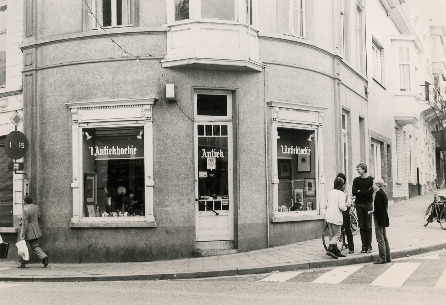 Etalage van antiekhandel 't Antiekhoekje in Gent