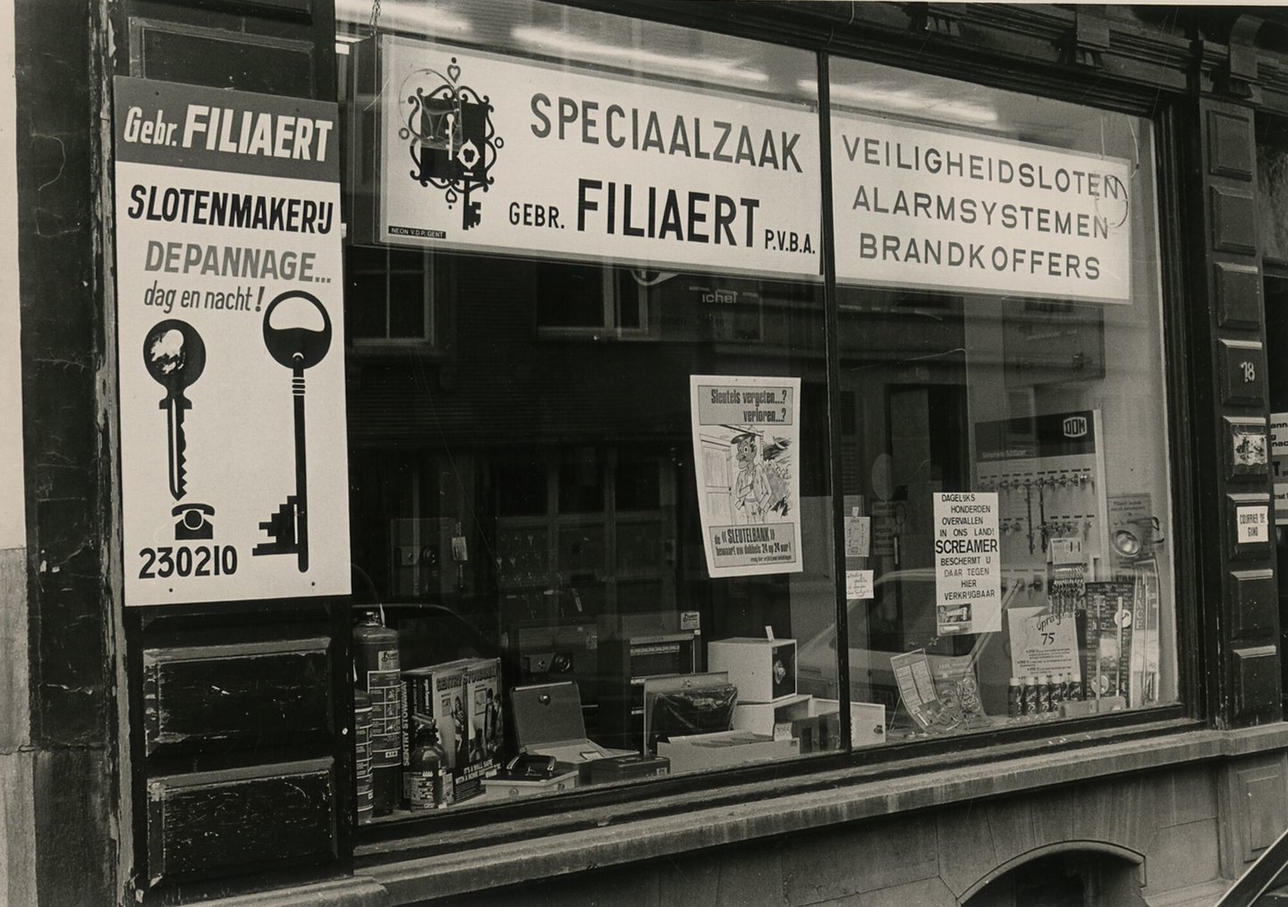 Etalage van Gebroeders Filliaert, sleutelmaker en beveiligingssystemen in Gent