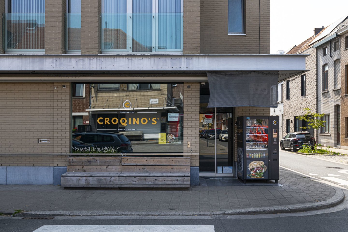 Etalage van broodjeszaak Croqino's in Gentbrugge