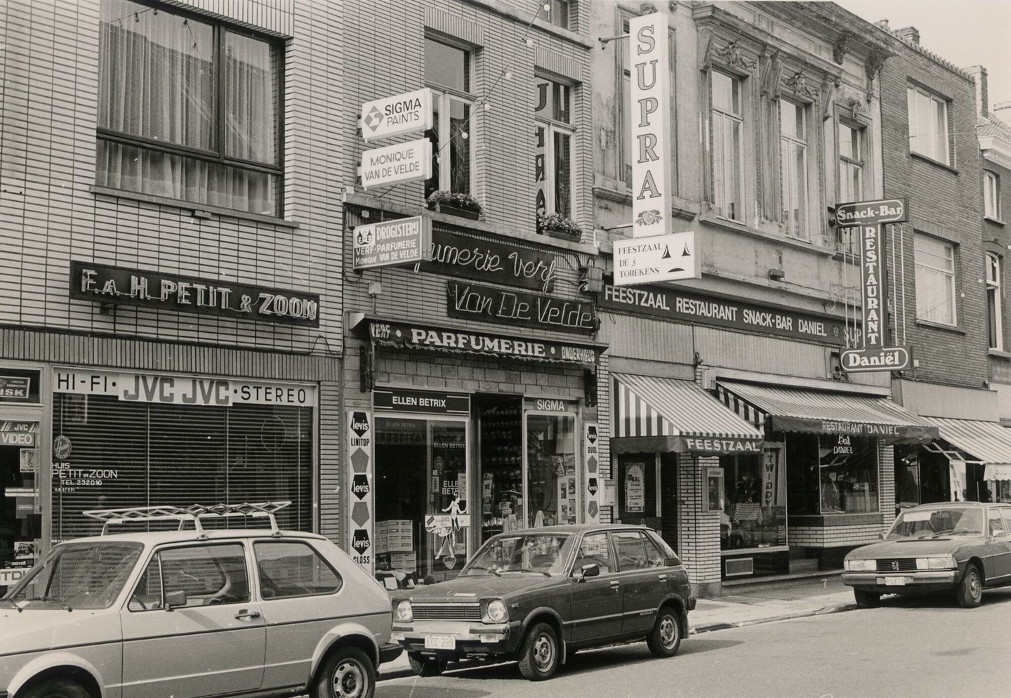 Straatbeeld met gevels en etalages in Gent