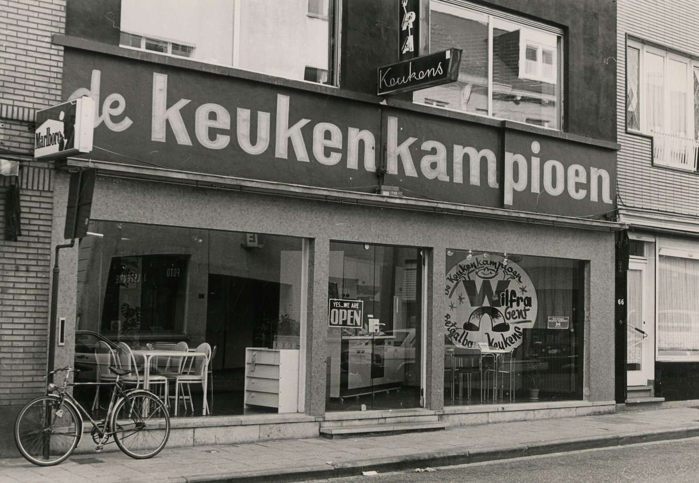 Etalage van De Keukenkampioen, een meubelwinkel van keukens in Gent