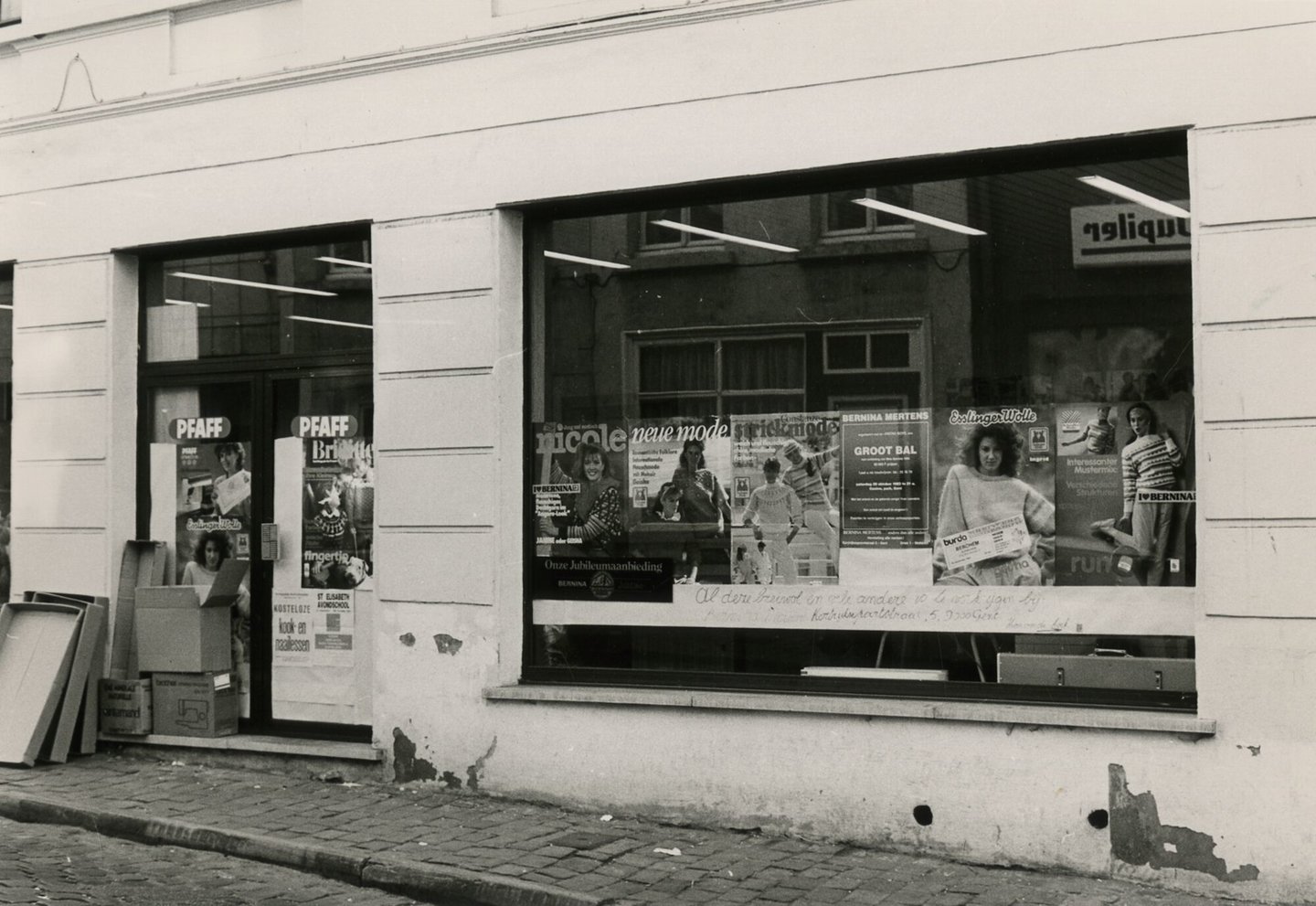 Etalage van een naaimachinewinkel in Gent