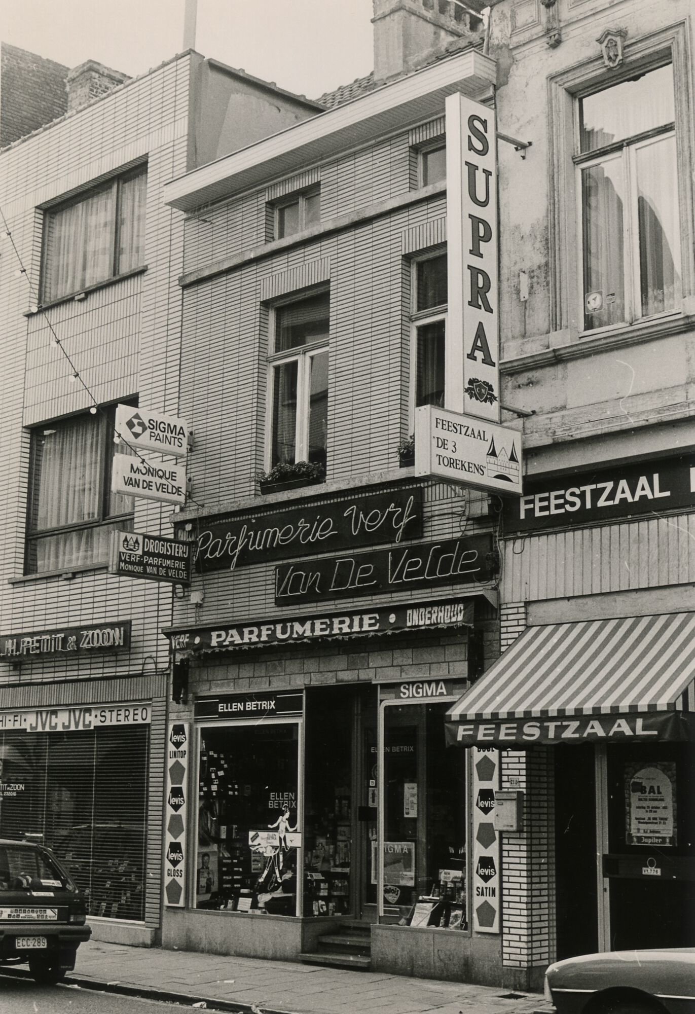 Etalage van parfumerie, verfwinkel en drogisterij Van De Velde in Gent