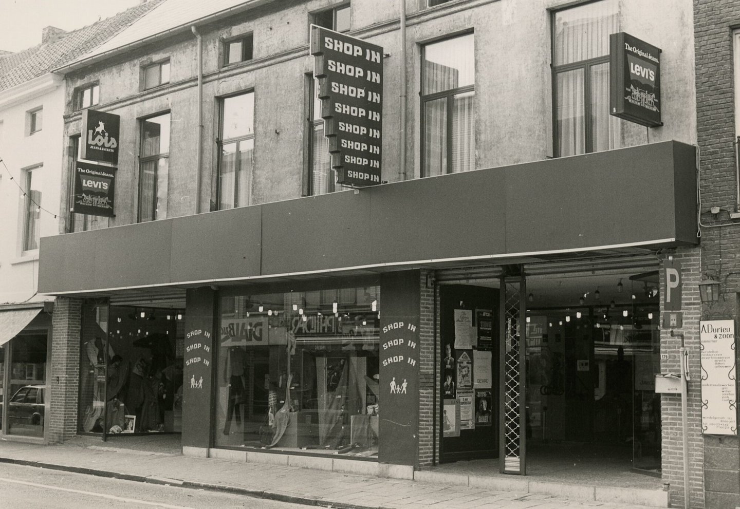 Etalage van kledingwinkel Shop In in Gent
