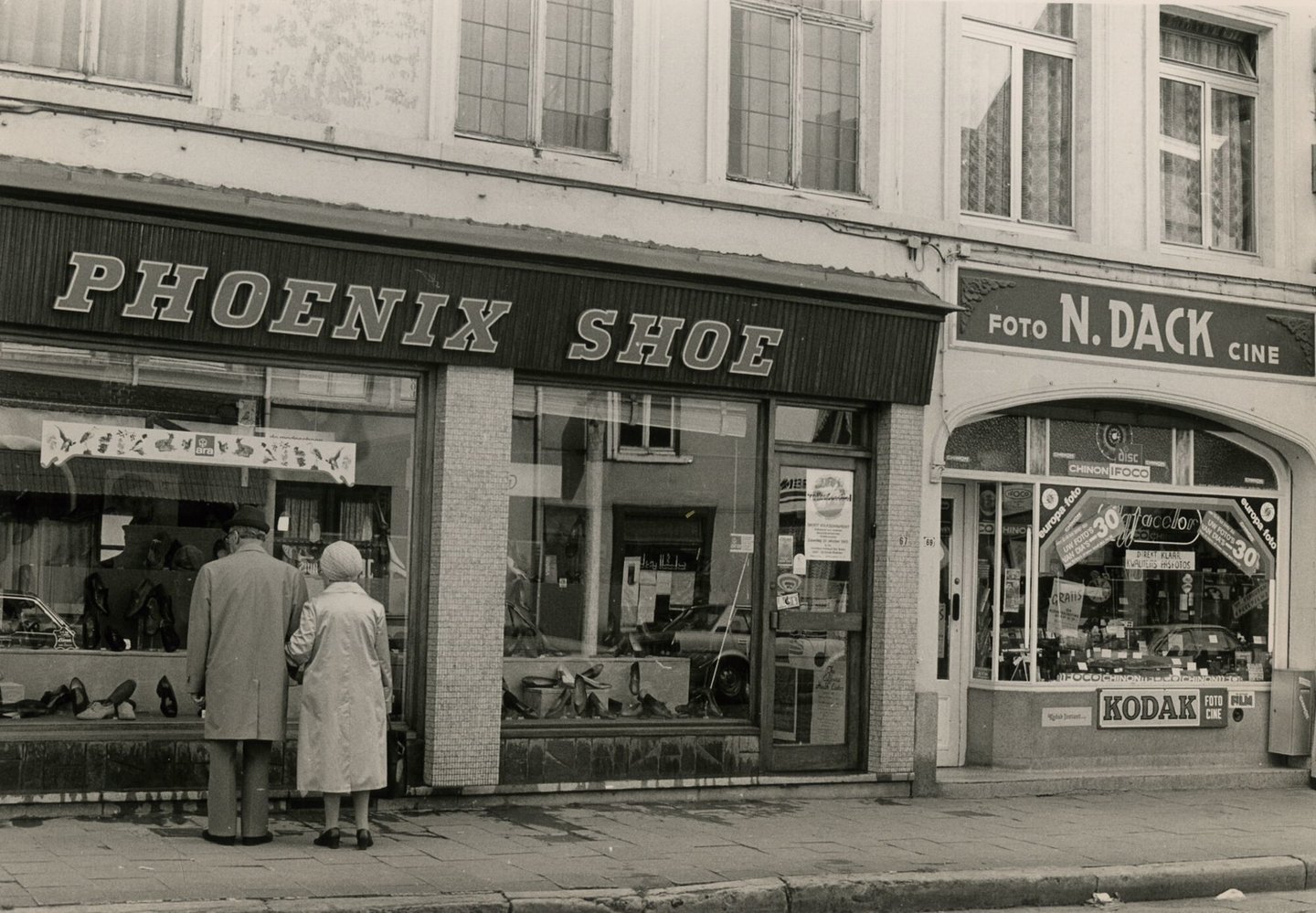 Etalage van schoenwinkel Phoenix Shoe en fotografiewinkel N. Dack in Gent