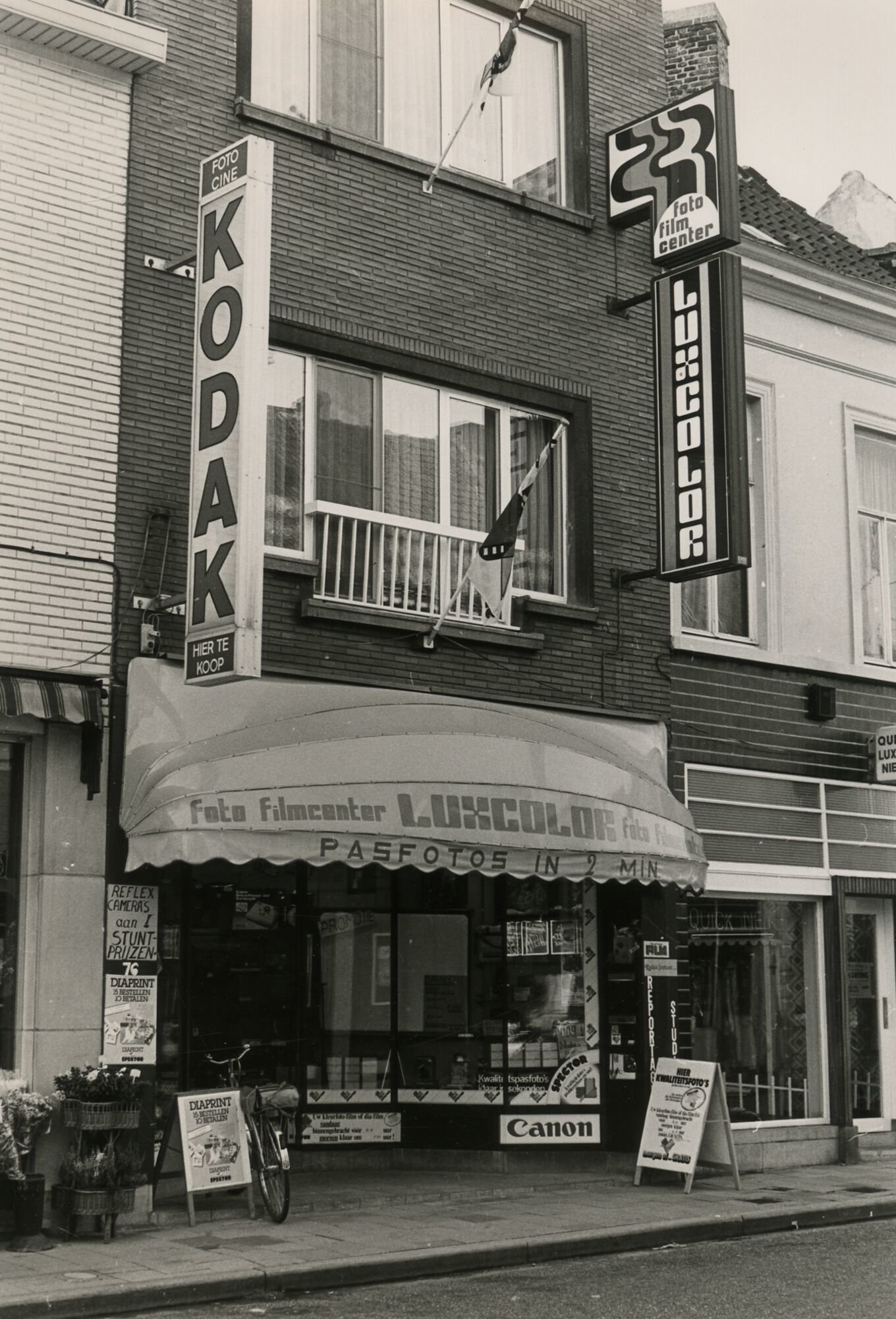 Etalage van fotografiewinkel Lux Color in Gent