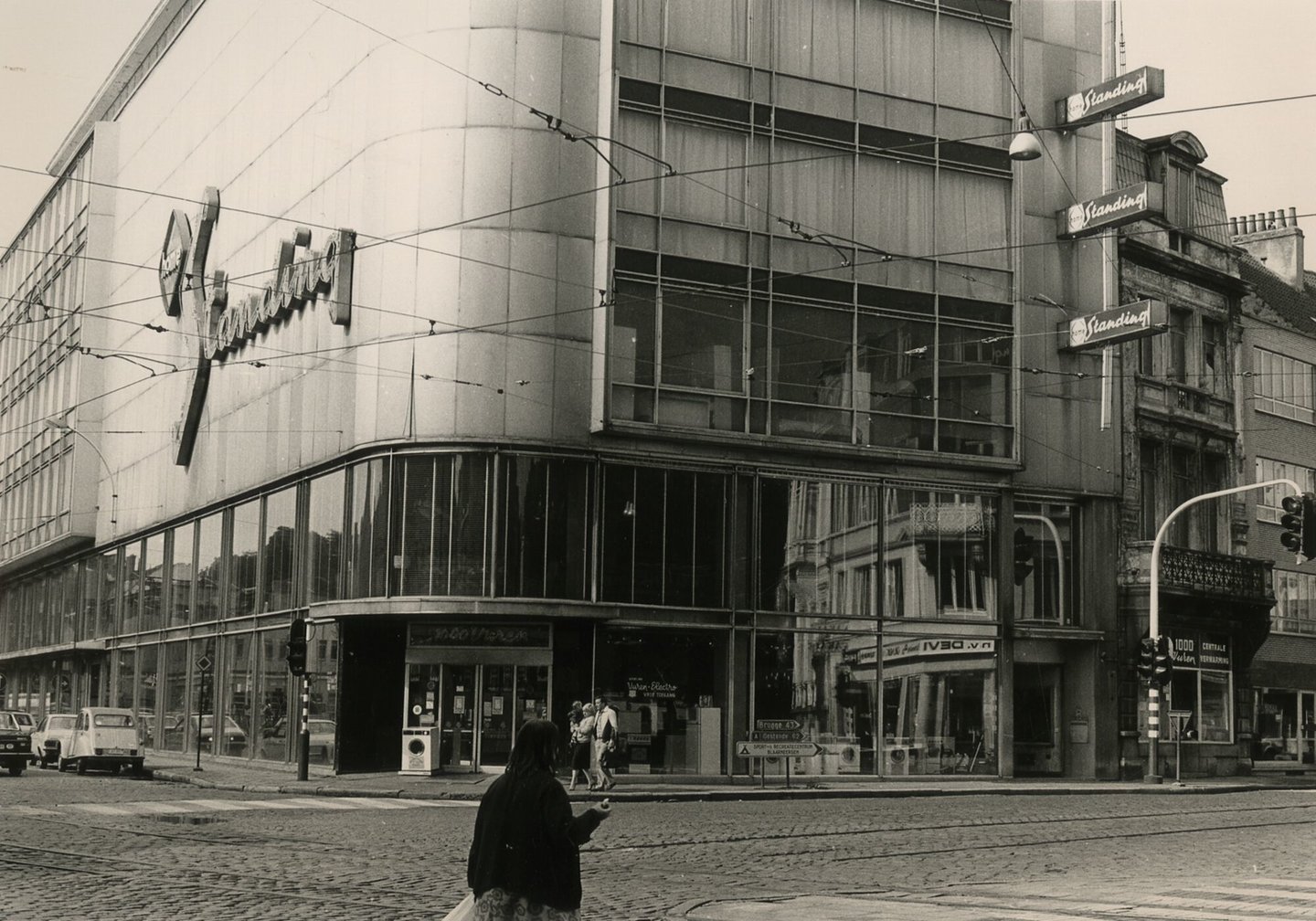 Etalage en gevel van 1000 Vuren - Home Standing een winkel van kachels, huishoudelektro en moderne, metalen keukens in Gent