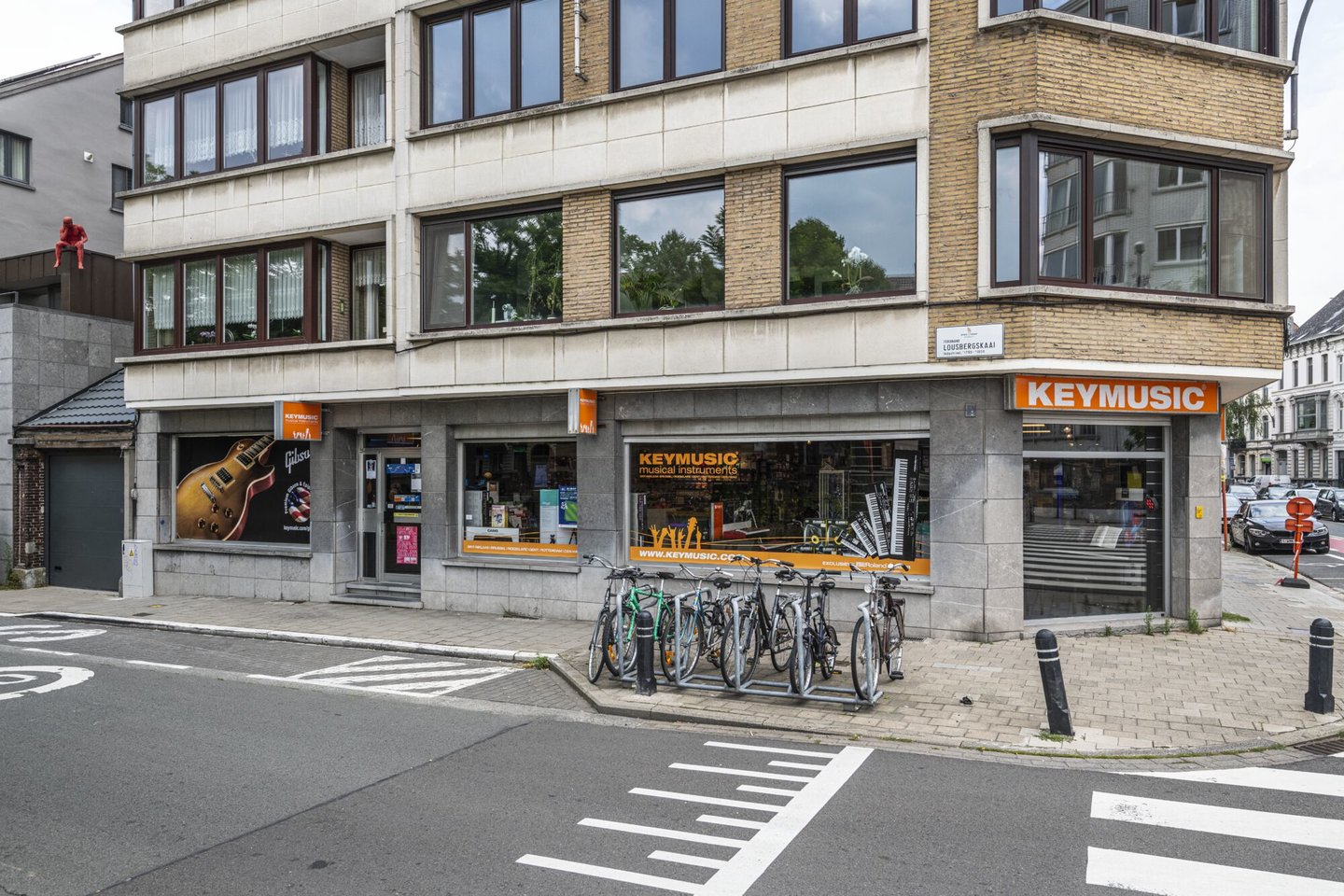 Etalage van Keymusic, een winkel voor muziekinstrumenten en geluidsapparatuur in Gent