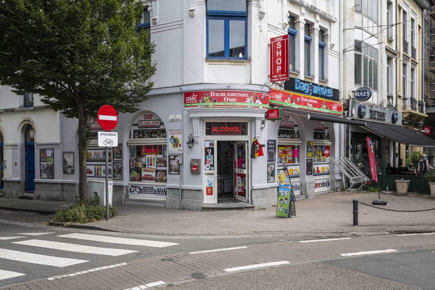Etalage van dagbladhandel Omid Shop In Gent