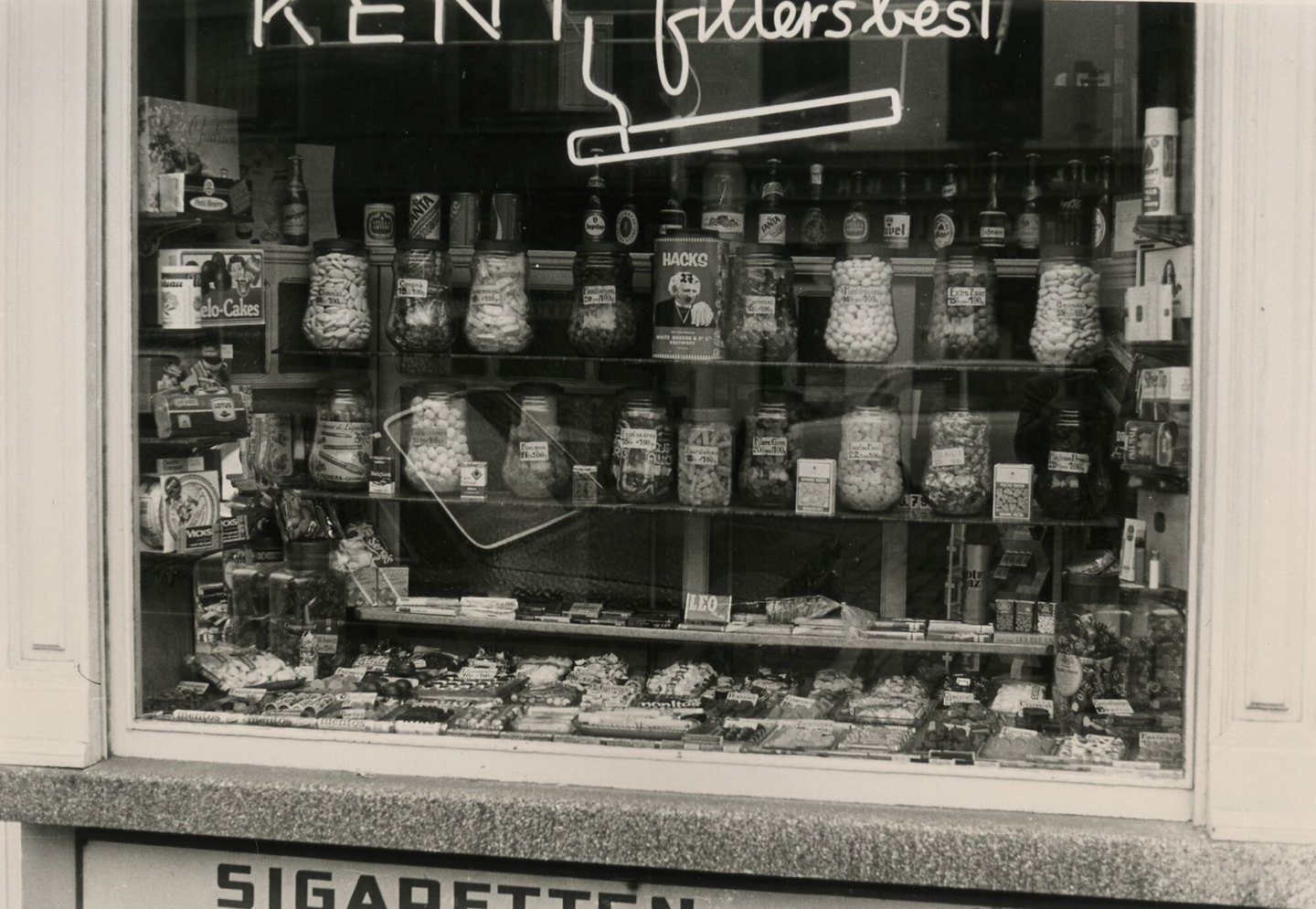 Etalage van een snoep- en rookwarenwinkel in Gent