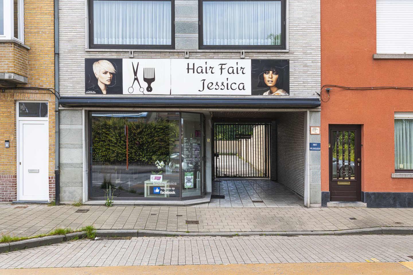 Etalage van kapsalon Hair Fair Jessica in Drongen
