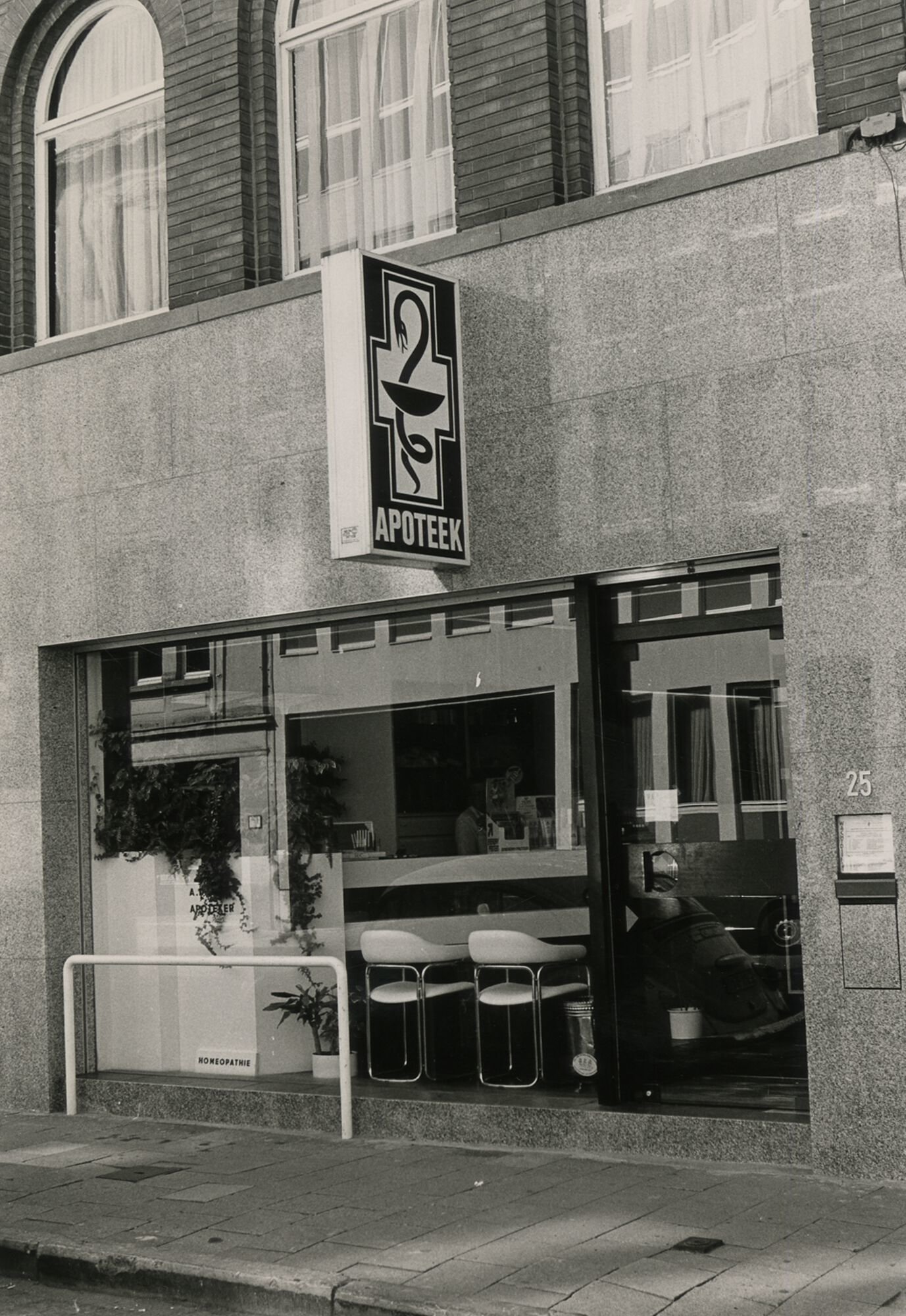 Etalage van een apotheek in Gent