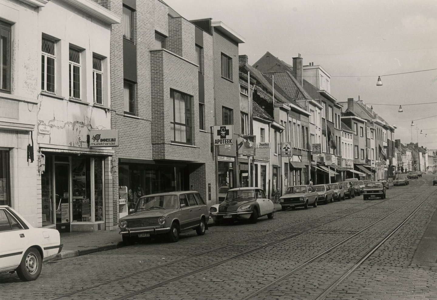 Straatbeeld met winkel en horecazaken in Gent