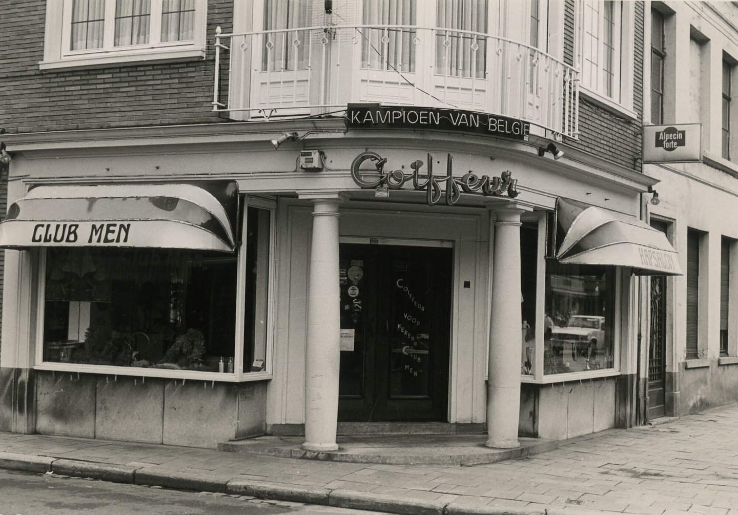 Etalage van kapsalon Club Men in Gent