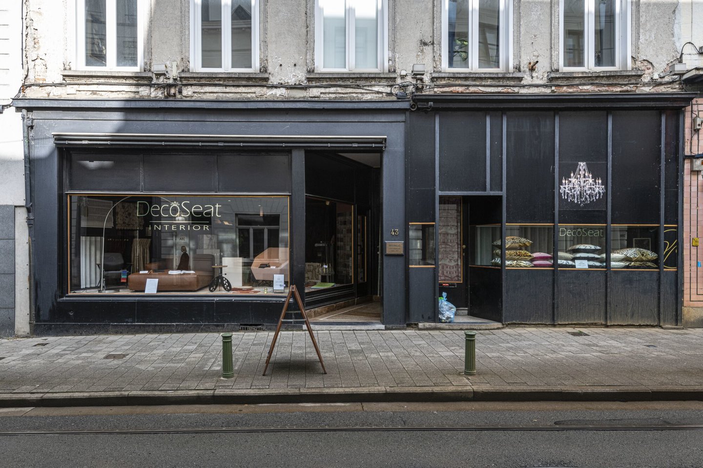 Etalage van Interieur Decoseat, een woonwinkel en interieurinrichting in Gent