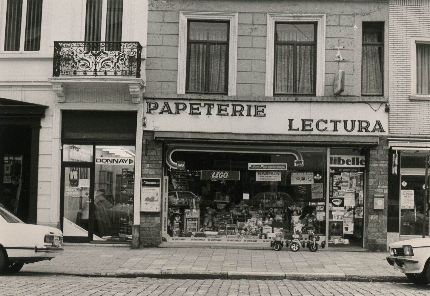 Etalage van dagbladhandel Papeterie Lectura in Gent