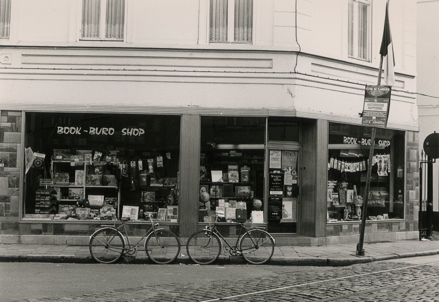 Etalage van een boekhandel en bureauartikelen in Gent