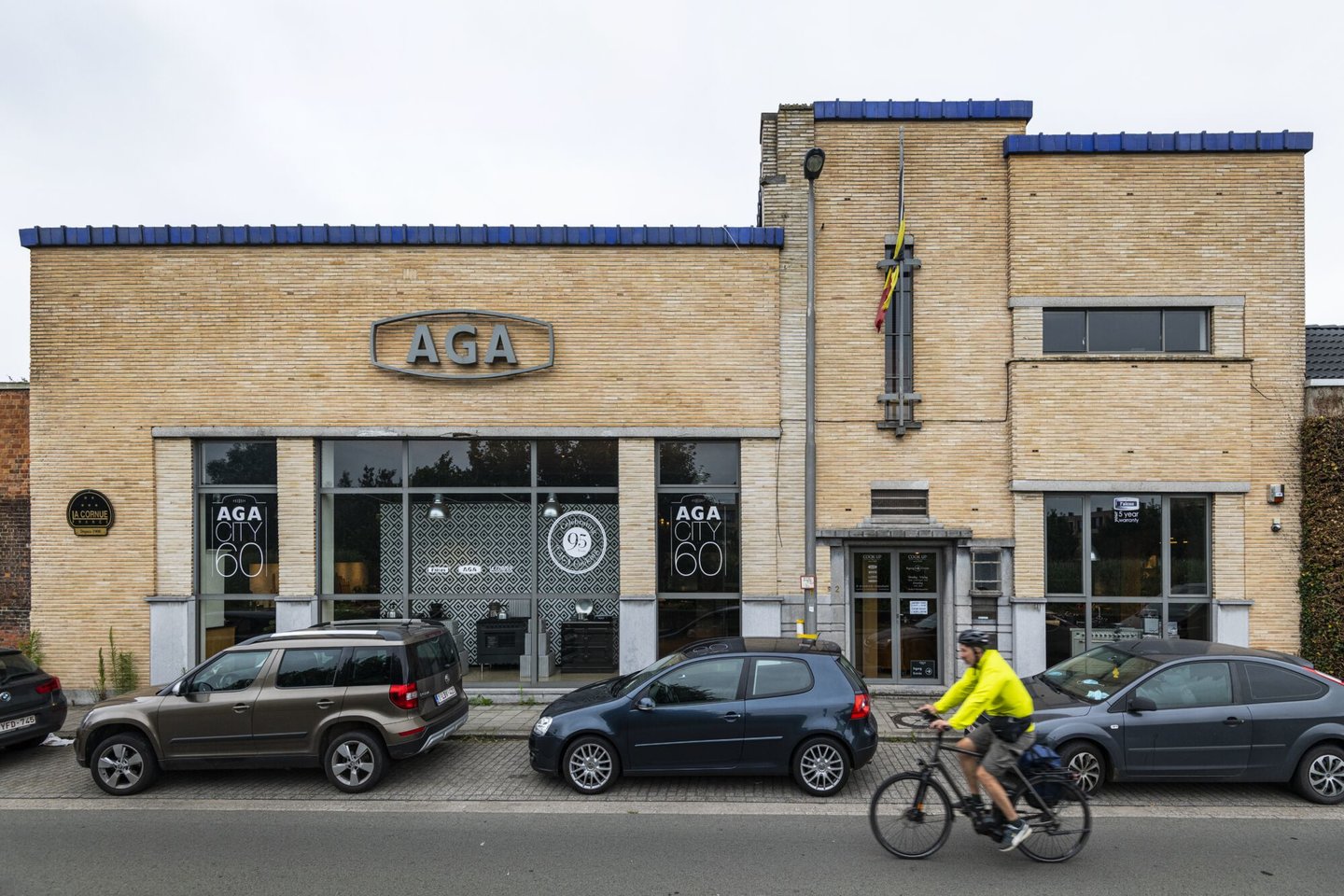 Etalage van een AGA filiaal voor gietijzeren kookfornuizen in Sint-Amandsberg