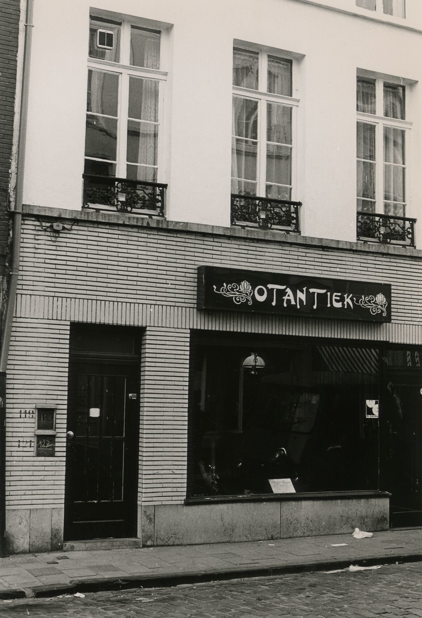 Etalage van antiekhandel Otaniek in Gent