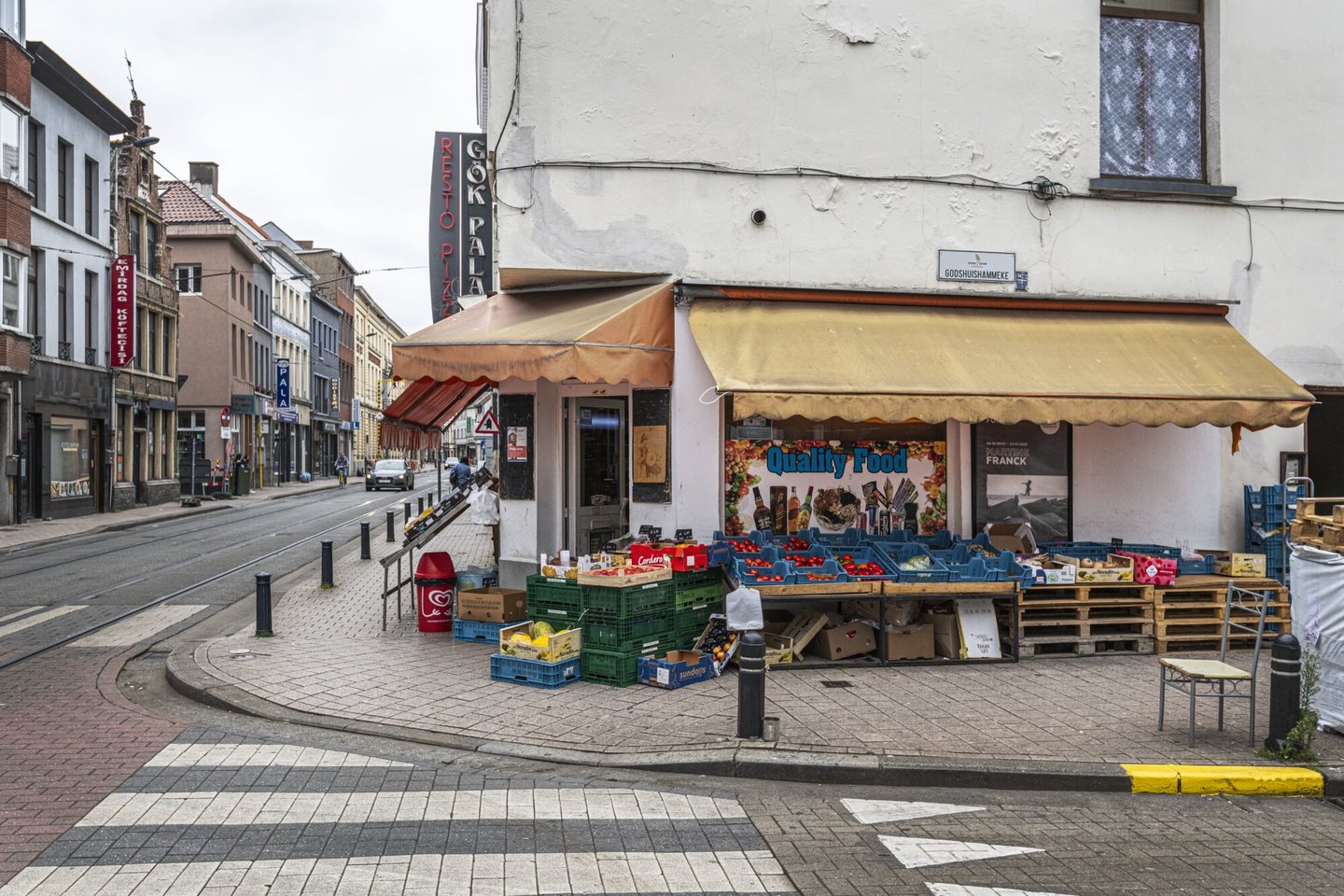 Etalage van Ezat, een winkel van algemene voeding in Gent