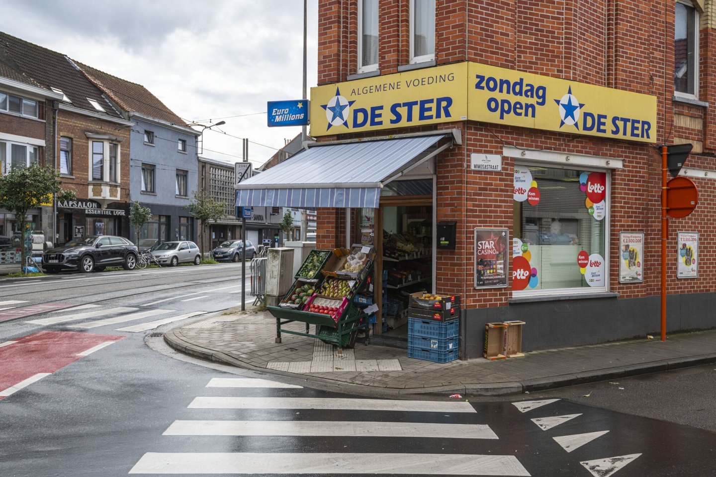 Etalage van De Ster, een winkel van algemene voeding in Gent