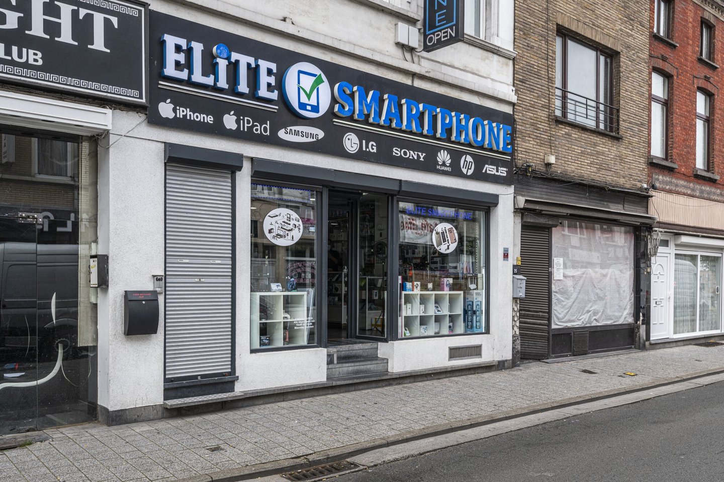 Etalage van Elite Smartphone, een winkel voor het herstellen van GSM en tablet in Gent